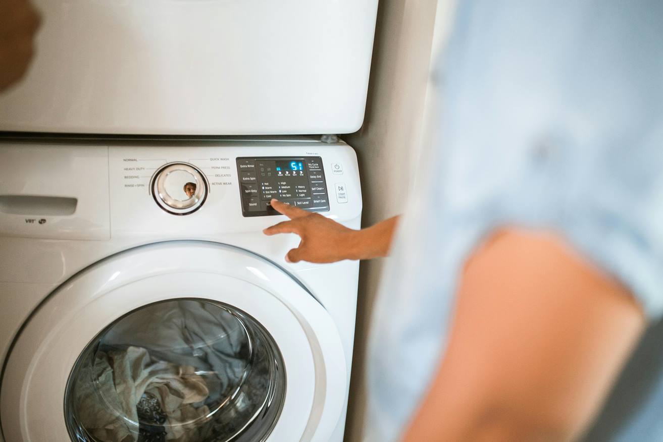 Wie stellt man eine Waschmaschine auf und richtet sie aus, um Vibrationen und Lärm zu vermeiden?